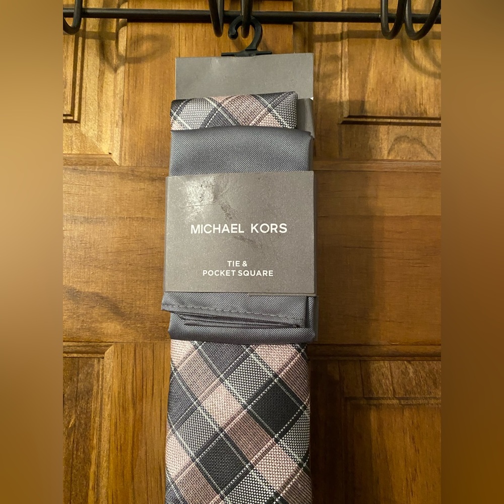 NWT Michael Kors Tie & Pocket Square - Picture 2 of 5